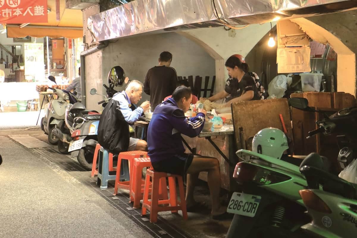 沒看過別說是台灣人！直擊「台味路邊攤」現場，夜市美食少「這東西」就是怪