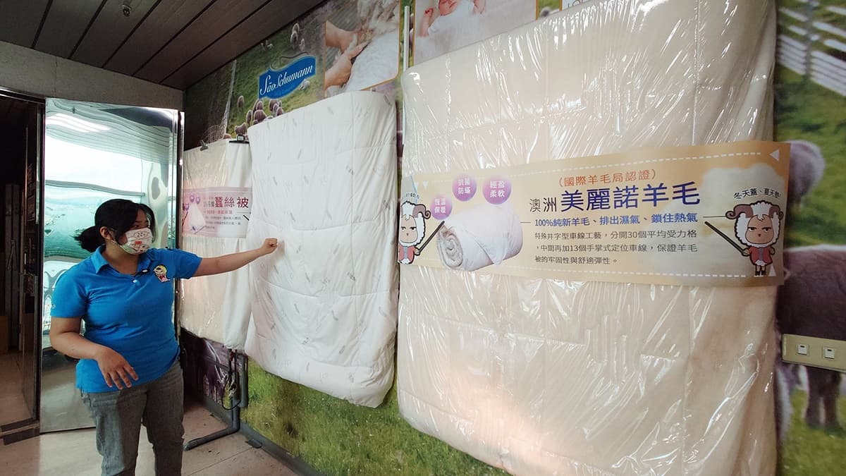 進入園區後，導覽人員會先進行產業解說，講解每一種被子的材質差別。（圖片來源：阿捷的打飯班）