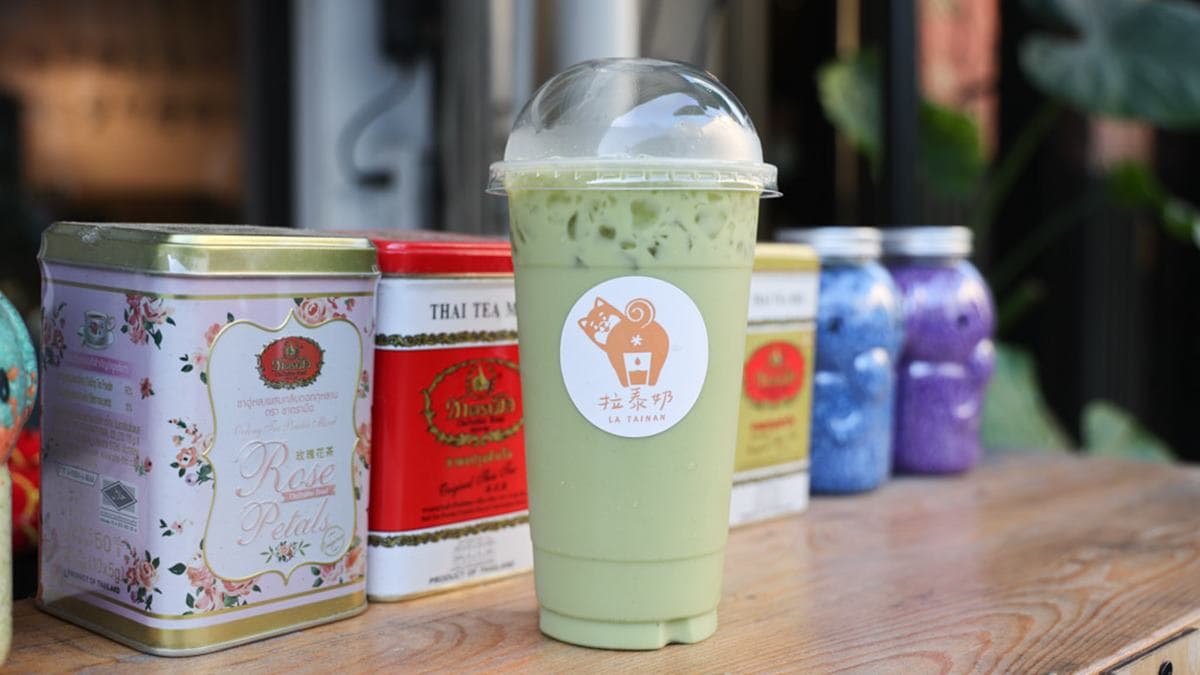 泰奶綠喝起來甜度沒有很重，透著茶香伴隨花香尾韻。（圖片來源：口袋吃吃五十咩）