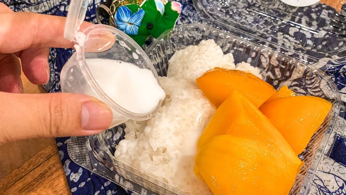 香甜芒果加上鹹鹹甜甜充滿椰香的糯米飯，真的好讚。（圖片來源：巧莉的世界流浪筆記）