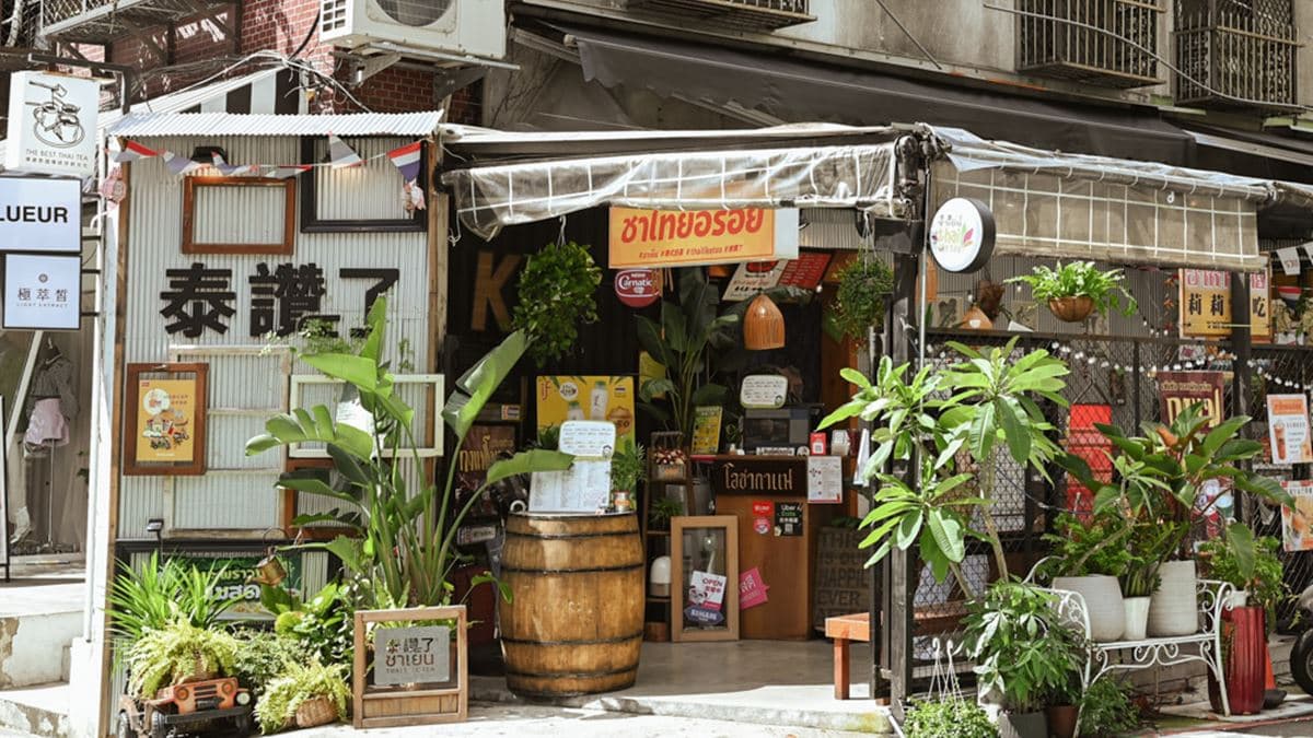 座落在台北東區的「泰讚了敦化店」裝潢泰味十足。（圖片來源：莓姬貝利・食事旅行）