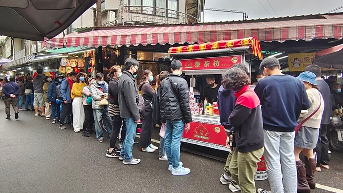 「泰茶坊」攤位就在中壢忠貞市場內，一開攤就排滿人。（圖片來源：PEKO の Simple Life）