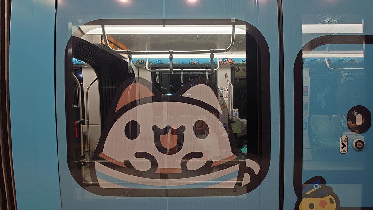 高雄最萌「咖波彩繪輕軌列車」上路啦！４大最佳打卡點、追車攻略一次收