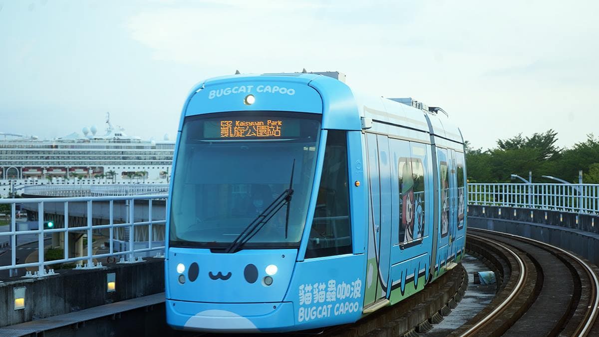 高雄最萌「咖波彩繪輕軌列車」上路啦！４大最佳打卡點、追車攻略一次收