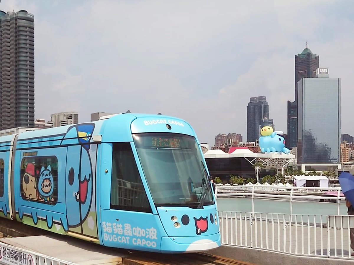 高雄最萌「咖波彩繪輕軌列車」上路啦！４大最佳打卡點、追車攻略一次收
