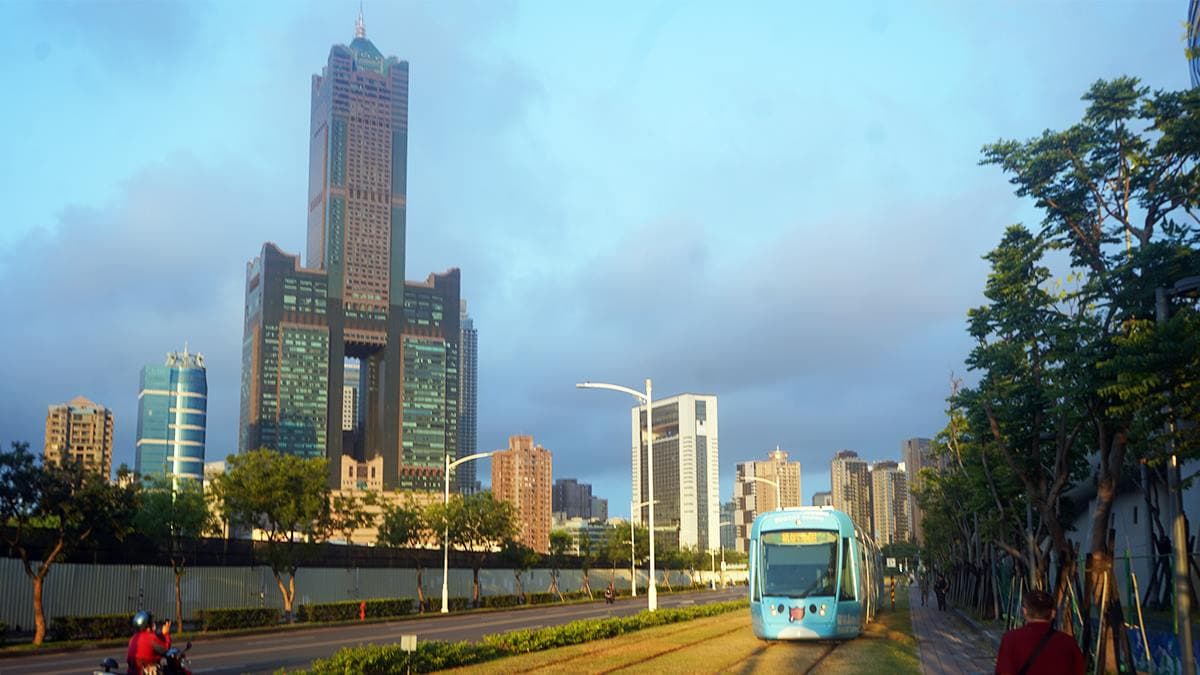 高雄最萌「咖波彩繪輕軌列車」上路啦！４大最佳打卡點、追車攻略一次收