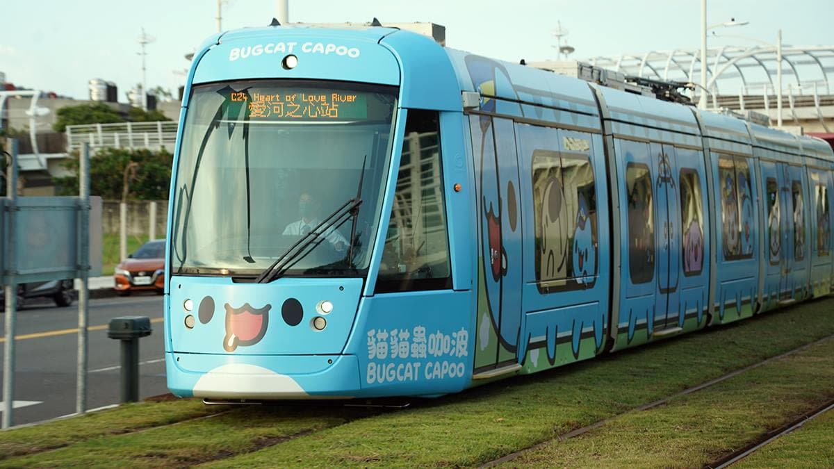 高雄最萌「咖波彩繪輕軌列車」上路啦！４大最佳打卡點、追車攻略一次收