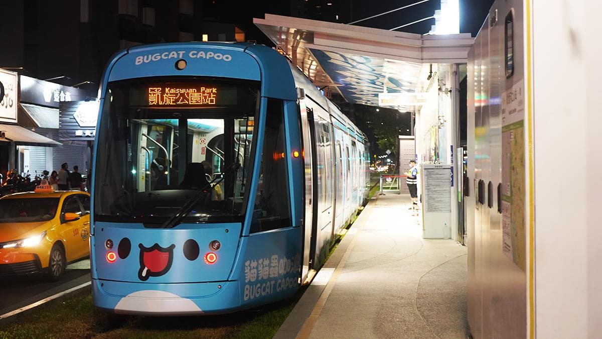 高雄最萌「咖波彩繪輕軌列車」上路啦！４大最佳打卡點、追車攻略一次收
