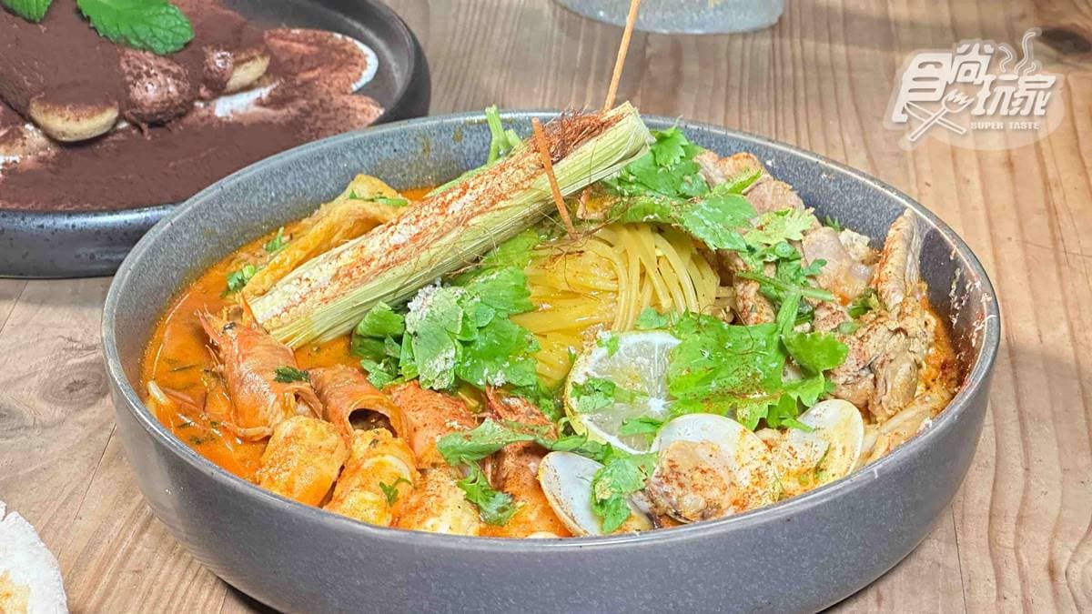 「酸辣叻沙海陸義大利麵」食材與麵都吸滿叻沙醬汁，有微辣帶酸的口感。