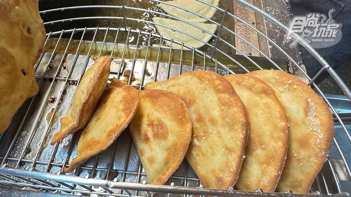半圓形的「豬肉餡餅」較好入口，而且外皮非常酥脆。