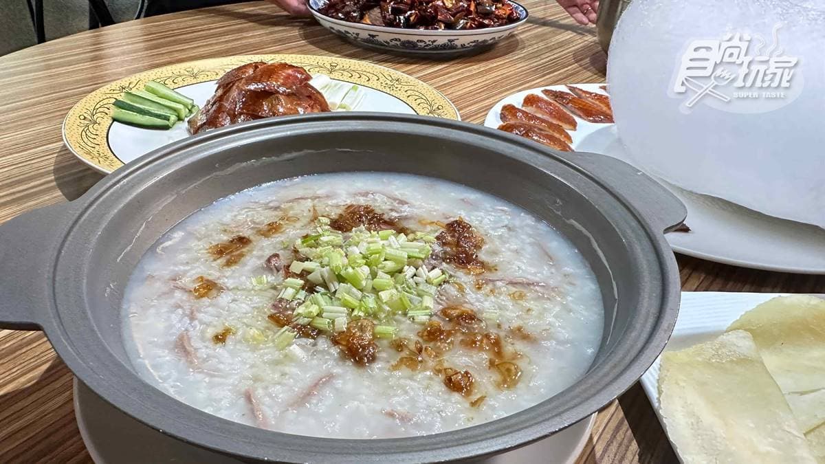 店內有販售與鵝搭配的粥和湯，以及各式熱炒。
