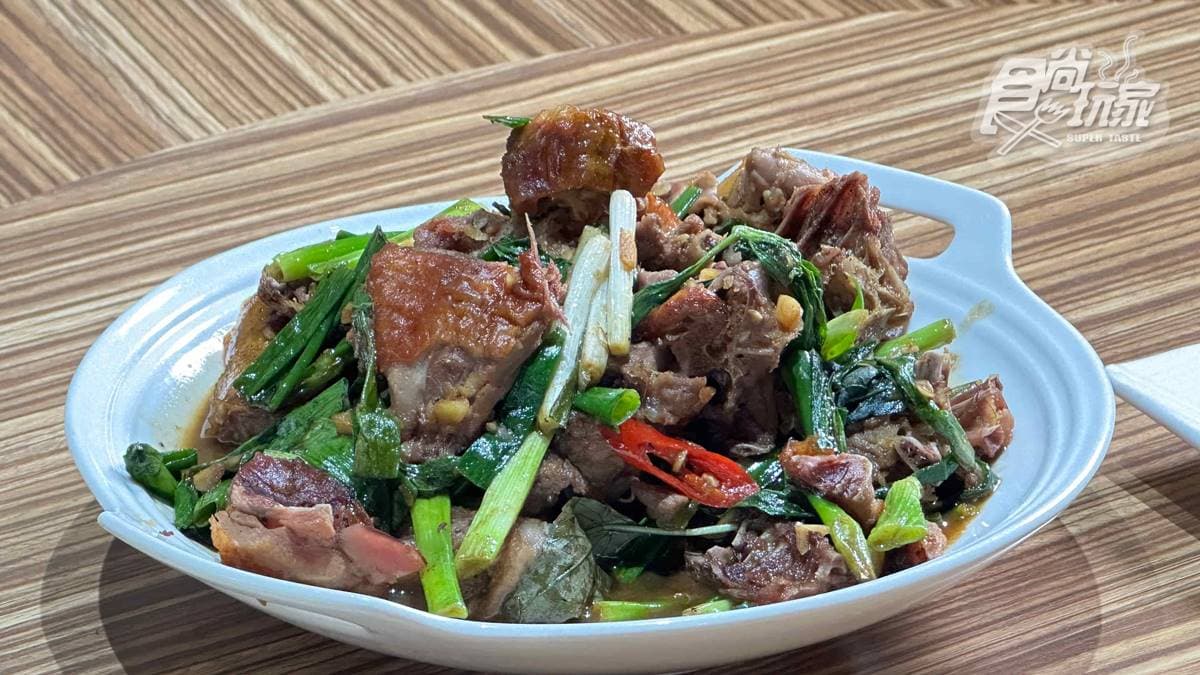 「蔥爆鴨骨」利用沙茶調味，不僅炒到非常入味，吃起來還帶有甜味。