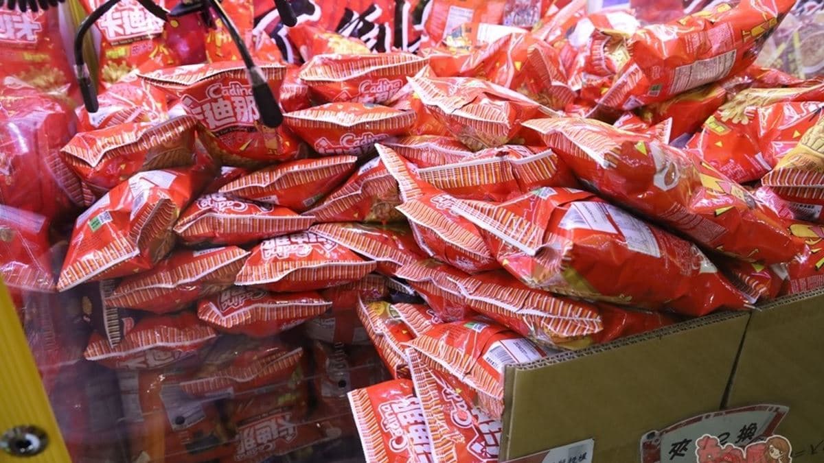 零食有很多「山崩台」，運氣好的話會一次落下好多個。（圖片來源：熱血玩台南。跳躍新世界）