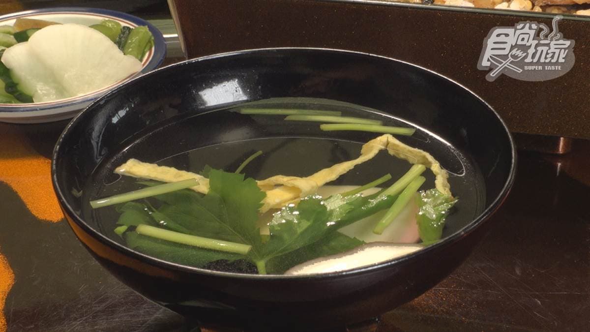 清湯裡有鰻魚肝，吃起來很Q彈。