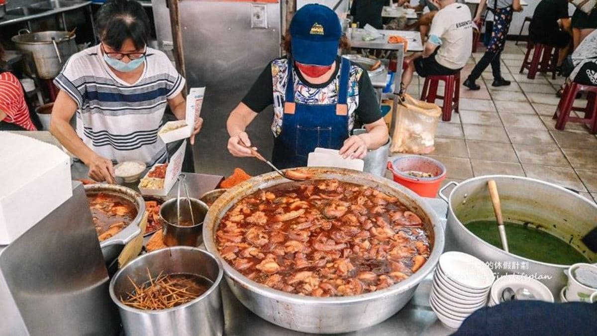 這鐵鍋真的超級巨大，應該有上百塊爌肉，視覺吸睛。（圖片來源：女子的休假計劃）