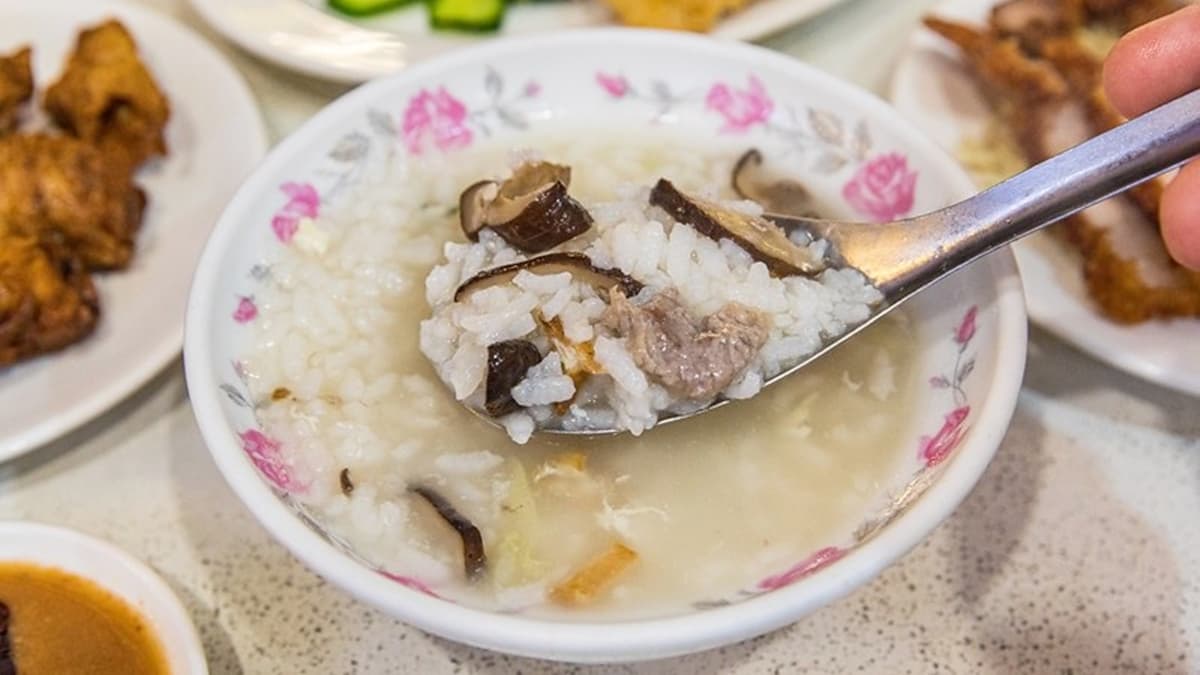「香菇肉粥」食材頗多，有香菇、肉片、高麗菜、豆皮等。（圖片來源：小虎食夢網）