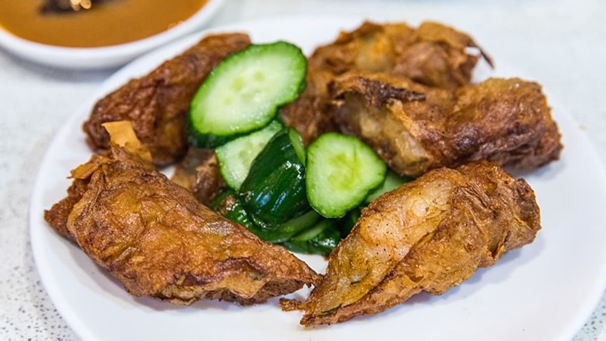 「炸蝦捲」口感軟嫩而且滋潤，吃得到像是肉、魚漿的Q彈。（圖片來源：小虎食夢網）