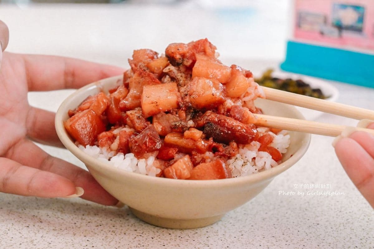 網推「台中最強滷肉飯」!大鐵鍋堆滿滿爌肉超誘人,免費加爆酸菜、小魚辣椒 網推「台中最強滷肉飯」!大鐵鍋堆滿滿爌肉超誘人,免費加爆酸菜、小魚辣椒