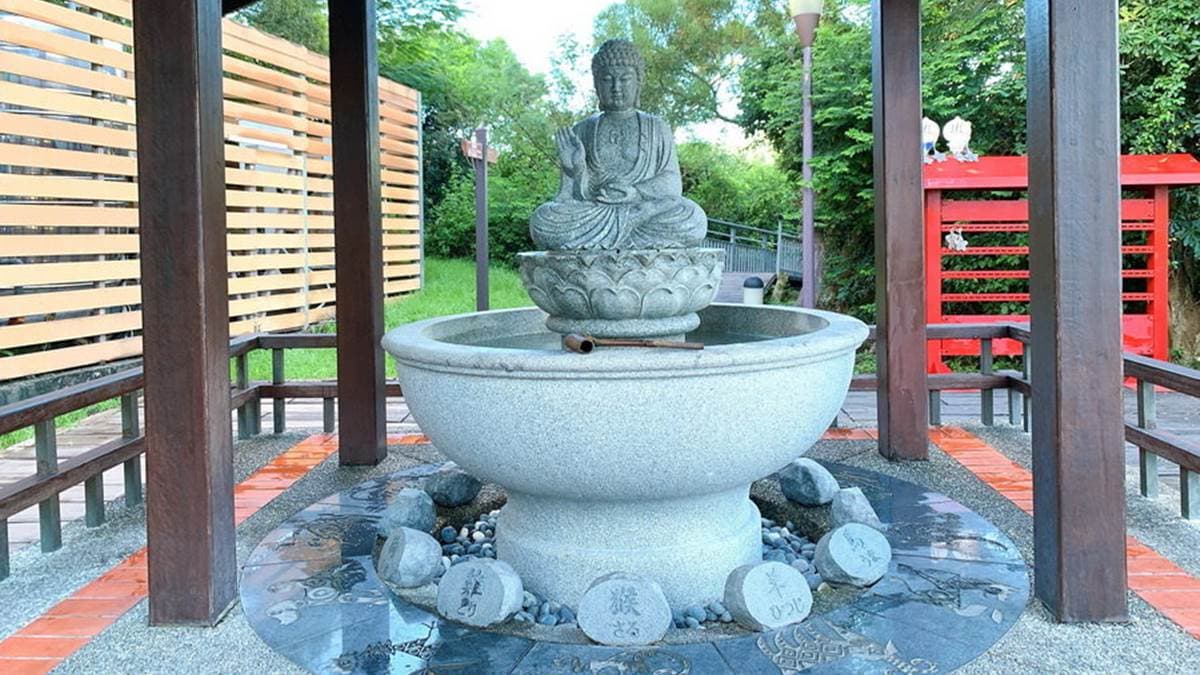 溫泉神社有１尊藥師佛，可以來這邊浴佛祈福。（圖片來源：猴屁的異想世界）