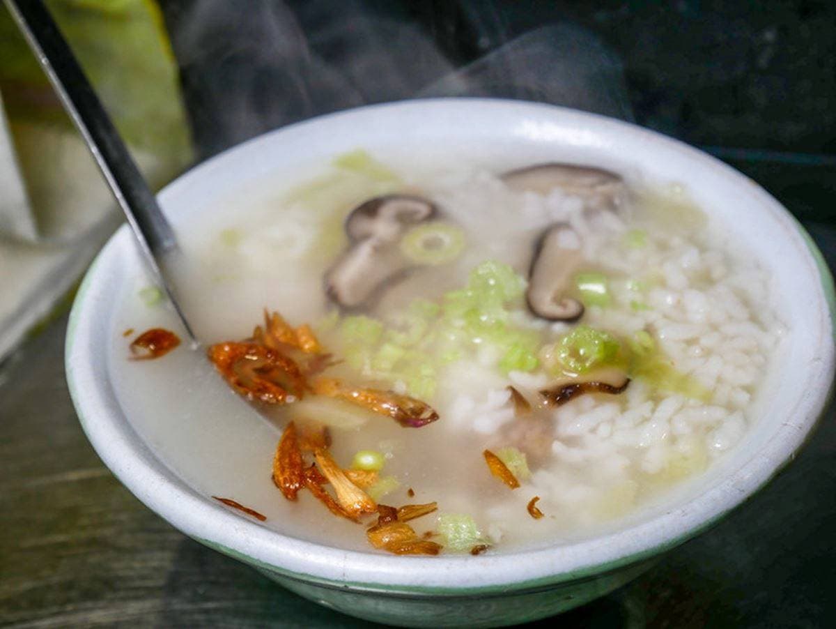 「20元香菇粥」太佛心！夜市50年小吃老饕最愛，必搭紅燒肉香酥唰嘴