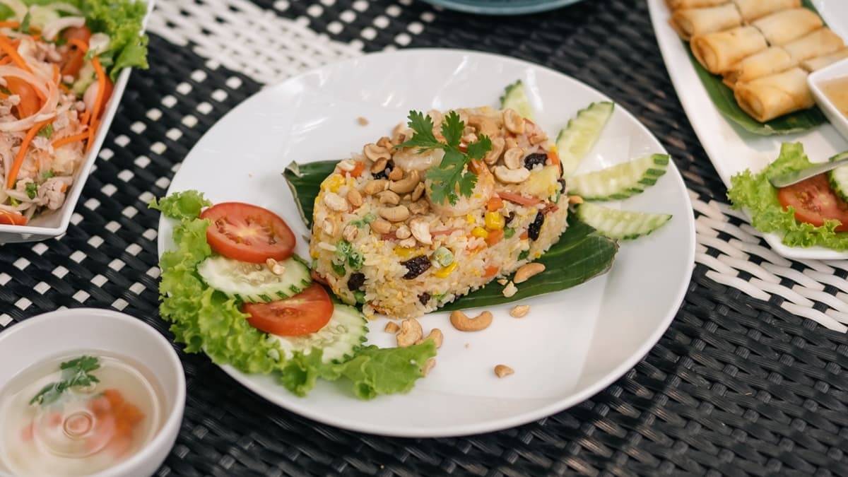 經典的「泰式鳳梨炒飯」擺盤賞心悅目，配料分量十足。（圖片來源：Pengu Travel）