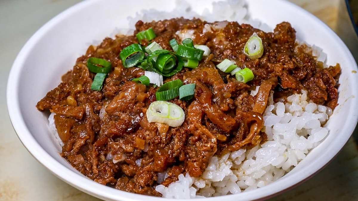 「牛筋肉飯」比起一般滷肉飯要好吃太多，吃來超夠味。（圖片來源：鄉民食堂）