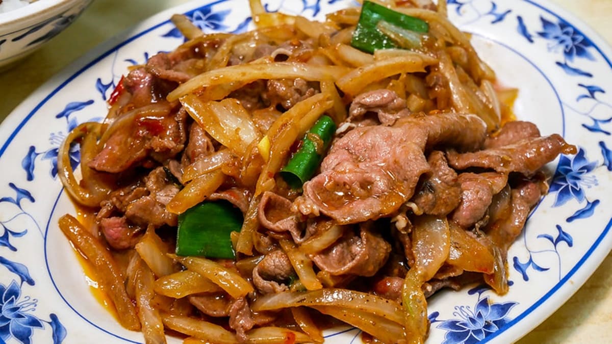 「醬爆牛舌」相當入味又好吃。（圖片來源：鄉民食堂）