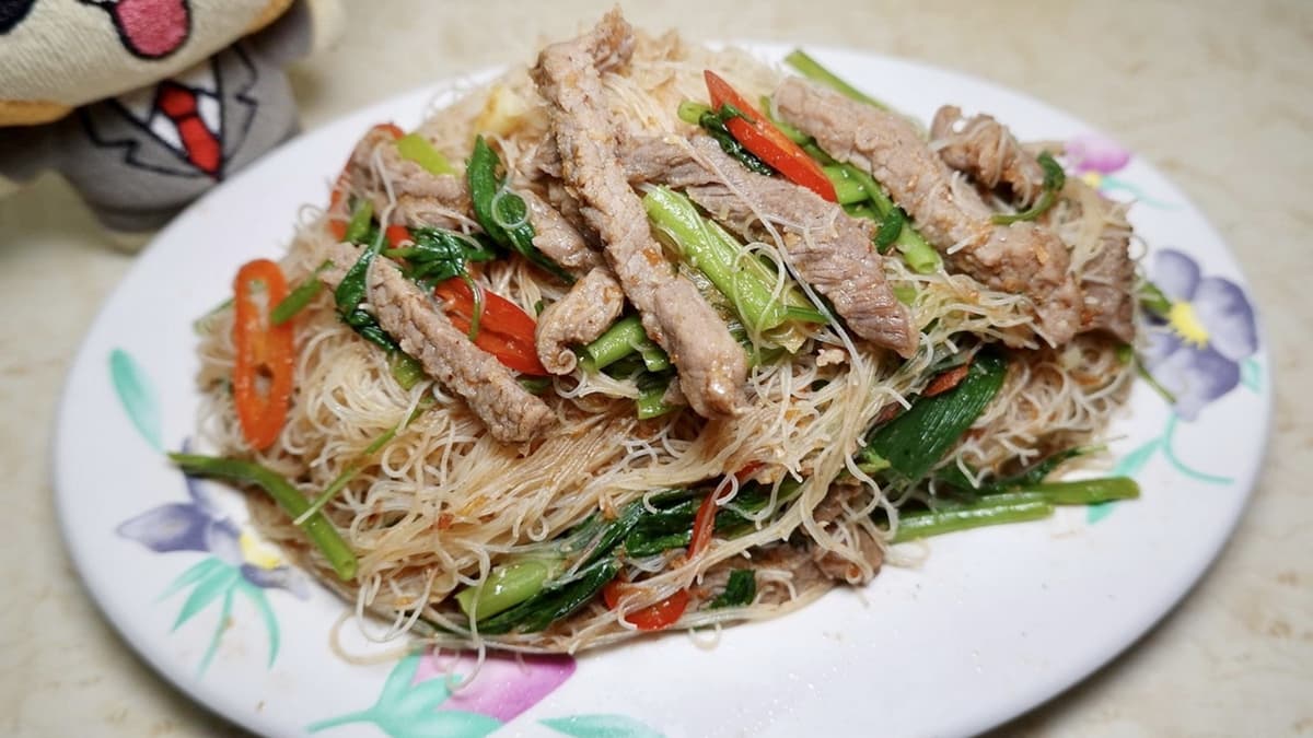 「牛肉炒米粉」口感乾爽蓬鬆，沙茶的香氣都鎖在米粉裡，香噴噴的讓人一口接一口。（圖片來源：貓大爺）