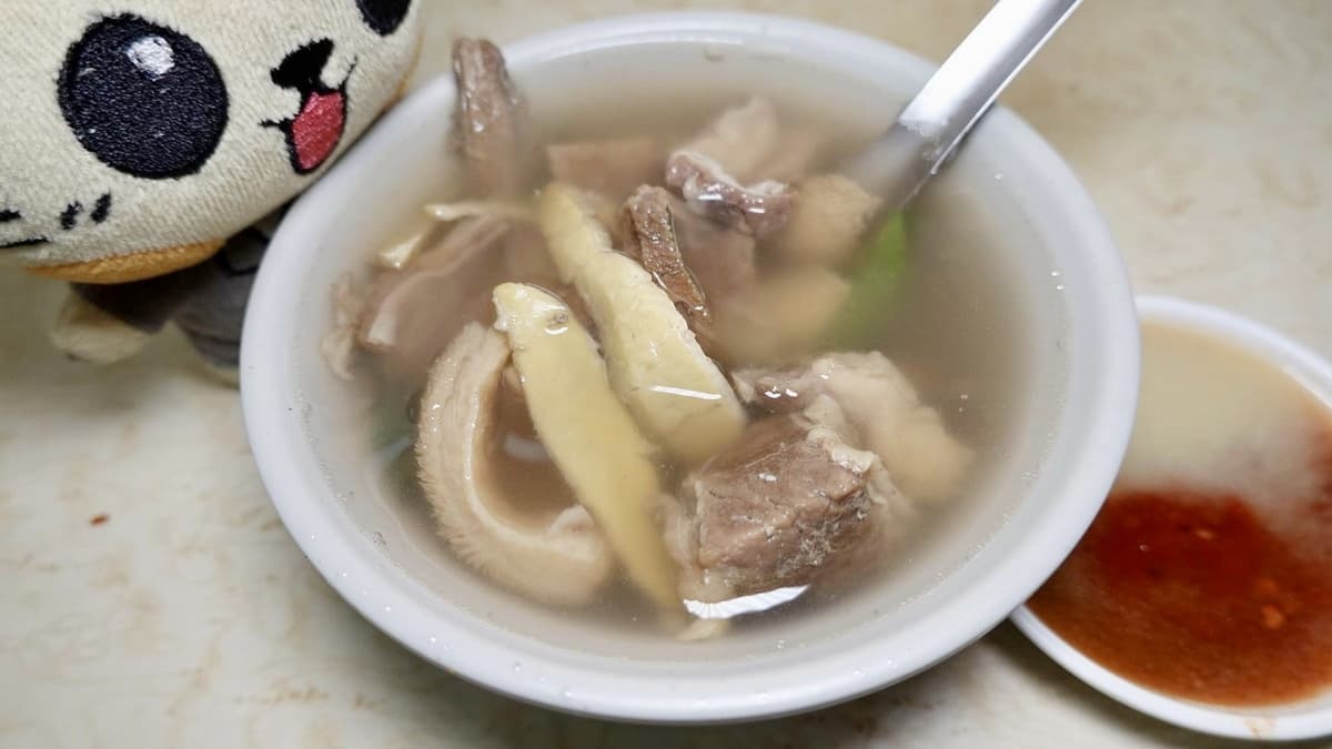 招牌餐點就是「牛雜湯」，湯頭很清不油膩，還加入一點中藥和薑絲。（圖片來源：貓大爺）