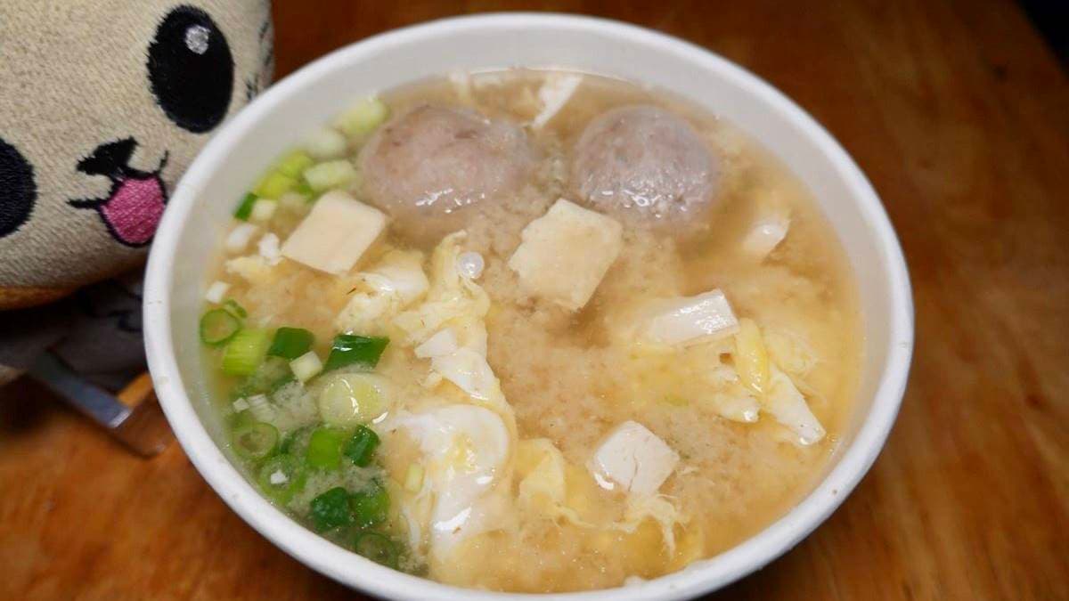 「三合一湯味噌湯」是吃涼麵必點的標配。（圖片來源：貓大爺部落格）