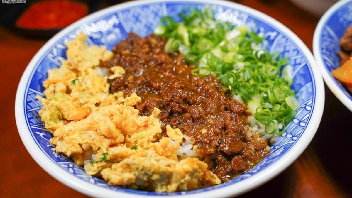 經典招牌「牛肉燥飯」搭配炒蛋和滿滿蔥花，吃完超滿足。（圖片來源：跟著尼力吃喝玩樂）