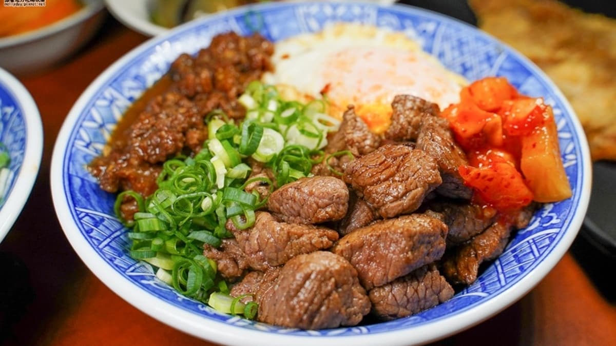 「牛B飯」裡頭的骰子牛軟嫩好咀嚼，一口咬下超多汁。（圖片來源：跟著尼力吃喝玩樂）