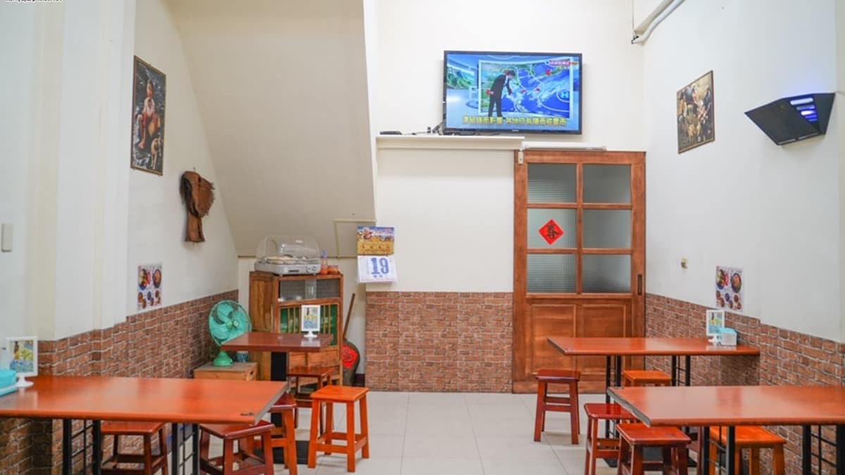 店內擺放著阿公、阿嬤時代的古董裝置，充滿濃濃懷舊氣氛。（圖片來源：跟著尼力吃喝玩樂）
