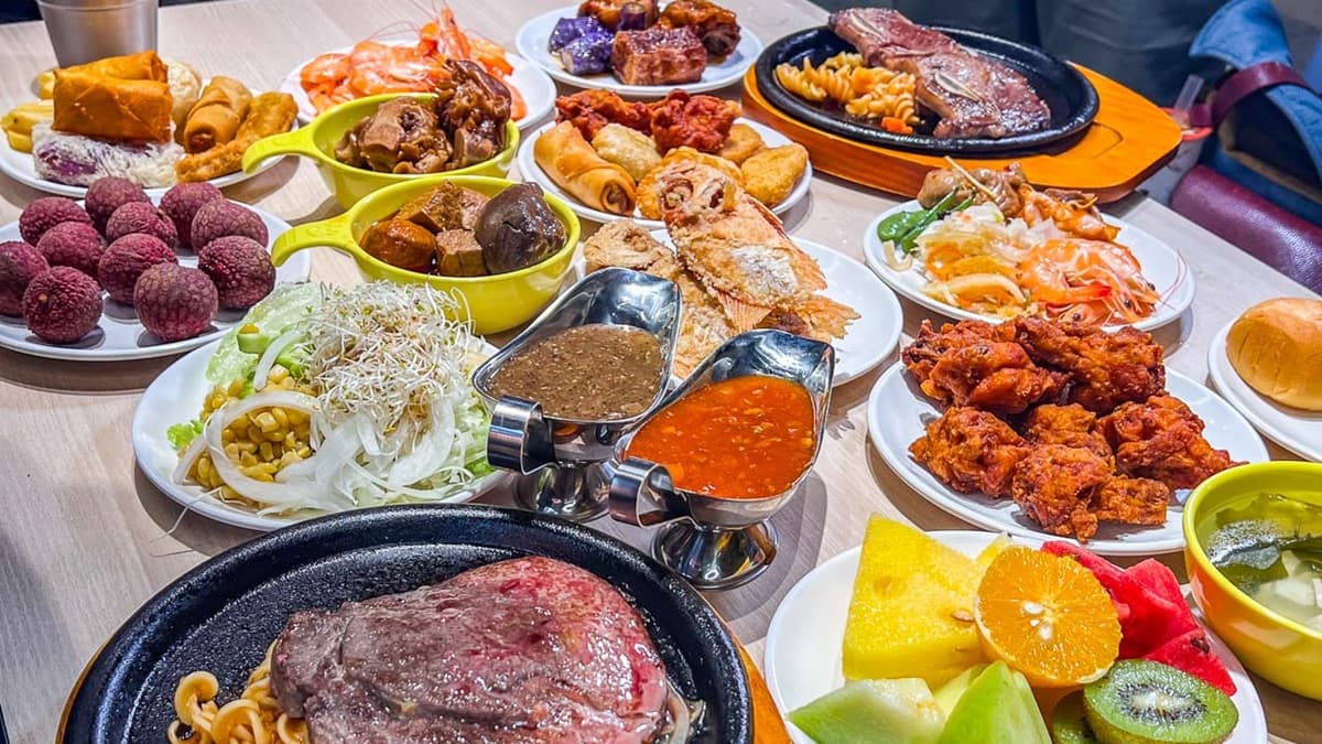 自助吧提供熱炒、港點、台式鍋物料理、冷盤小菜、生菜沙拉等，選擇很豐富。（圖片來源：大手牽小手玩樂趣）