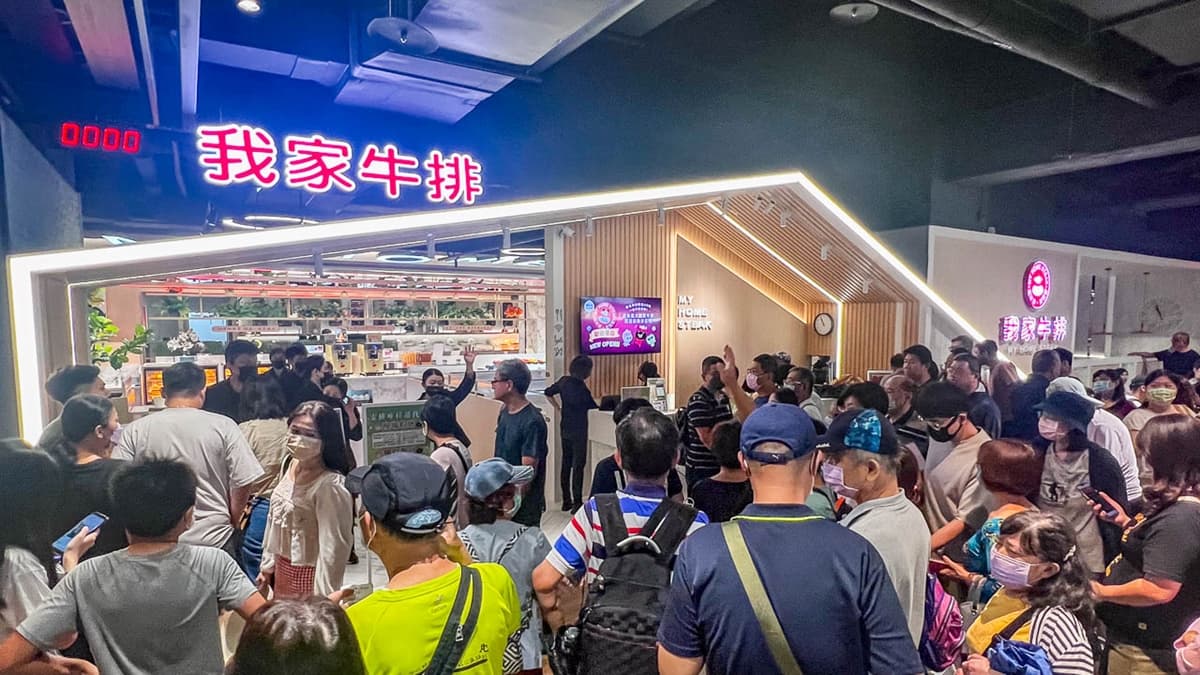 用餐人潮很多，現場候位幾乎都要一開門就來拿號碼牌，不然很難吃到。（圖片來源：大手牽小手玩樂趣）