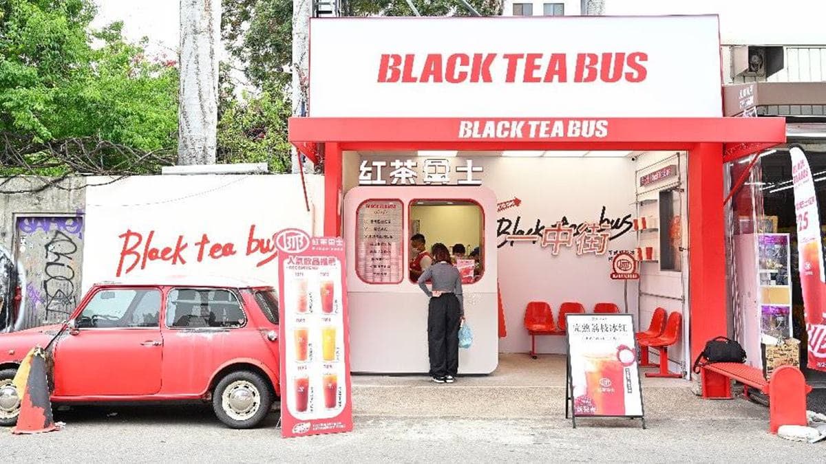 「紅茶巴士（台中一中街站）」就位於一中街上。（圖片來源：糖糖's 享食生活）