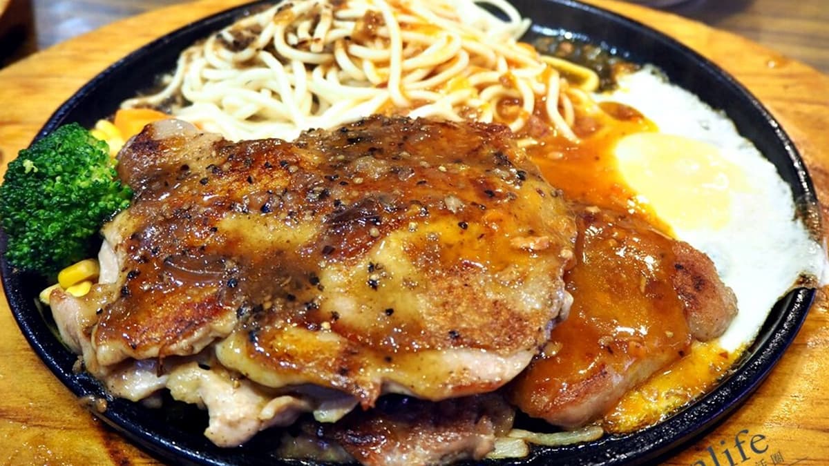 「經濟雙拼（去骨雞腿排＋豬排）」１盤就能滿足想吃２種肉的慾望。（圖片來源：班班美食生活圈）