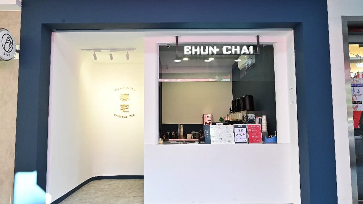 店面以藍白色系為主軸，帶點時尚英倫風的感覺。（圖片來源：糖糖's 享食生活）