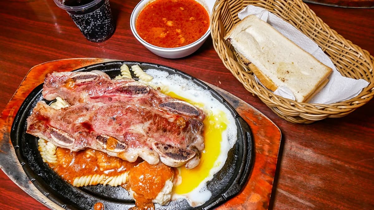 老饕最愛「帶骨牛小排」，因為骨頭邊的部分最好吃。（圖片來源：鄉民食堂）