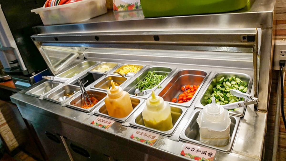 自助吧提供蔬菜、沙拉、咖啡機和爆米花。（圖片來源：鄉民食堂）