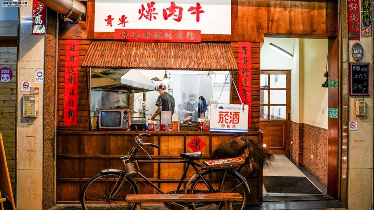 「旻哥古早味飯湯」從原先的鐵皮屋小店鋪，開到如今有舒適店面。（圖片來源：跟著尼力吃喝玩樂）