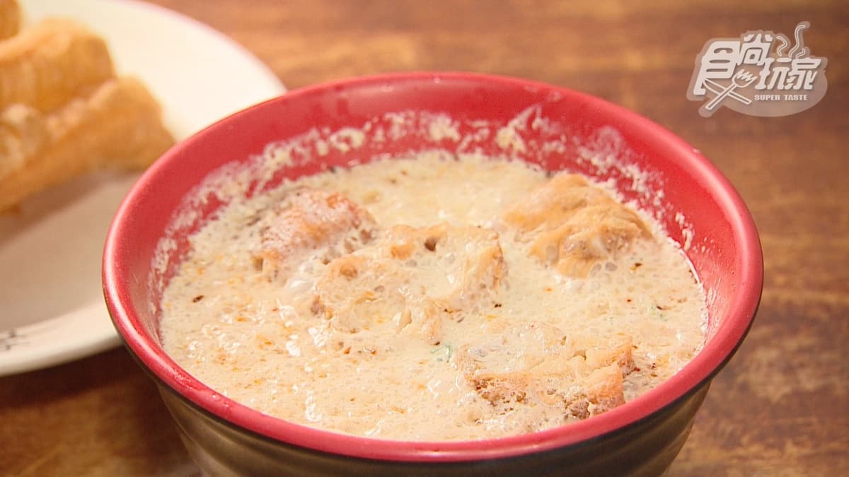 鹹豆漿吃得到豆漿本身的鮮甜味，也很濃稠。