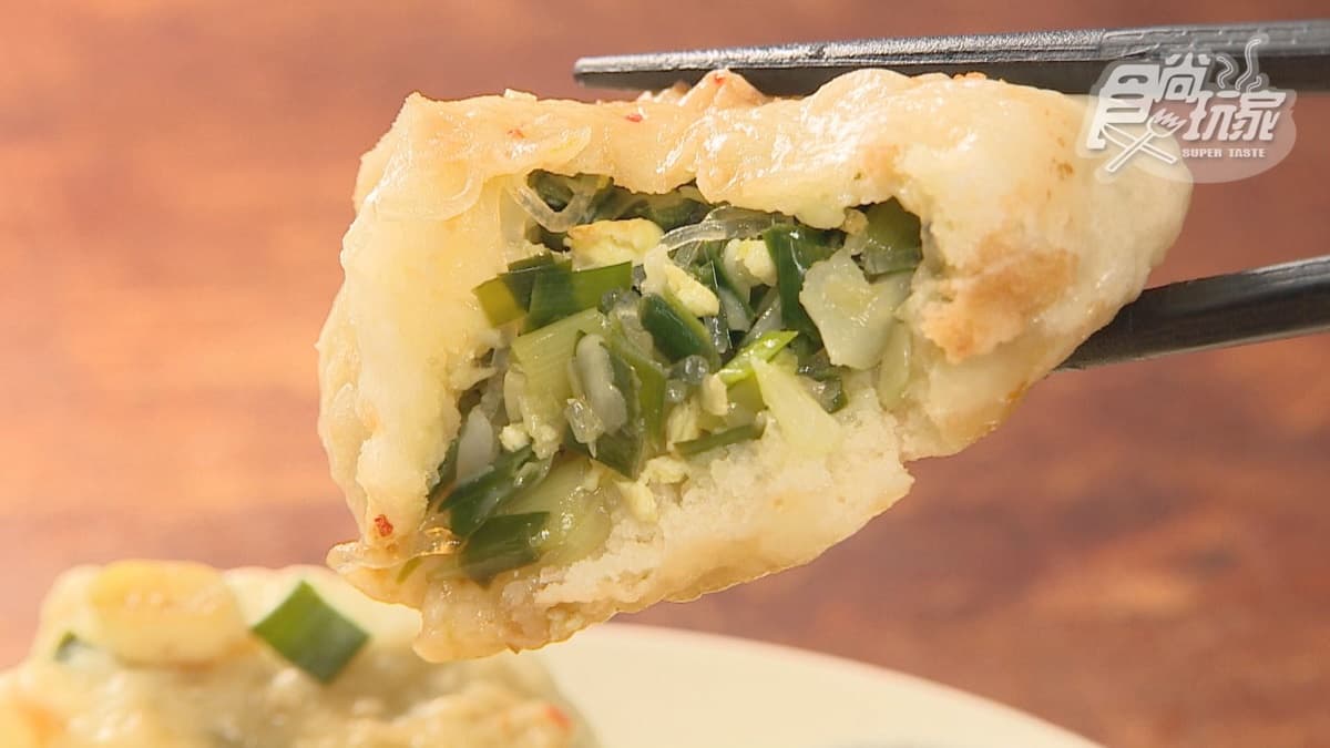 韭菜包的韭菜甜味很明顯，水分也很足，裡面的冬粉帶有醃漬的香味，吃起來非常加分。