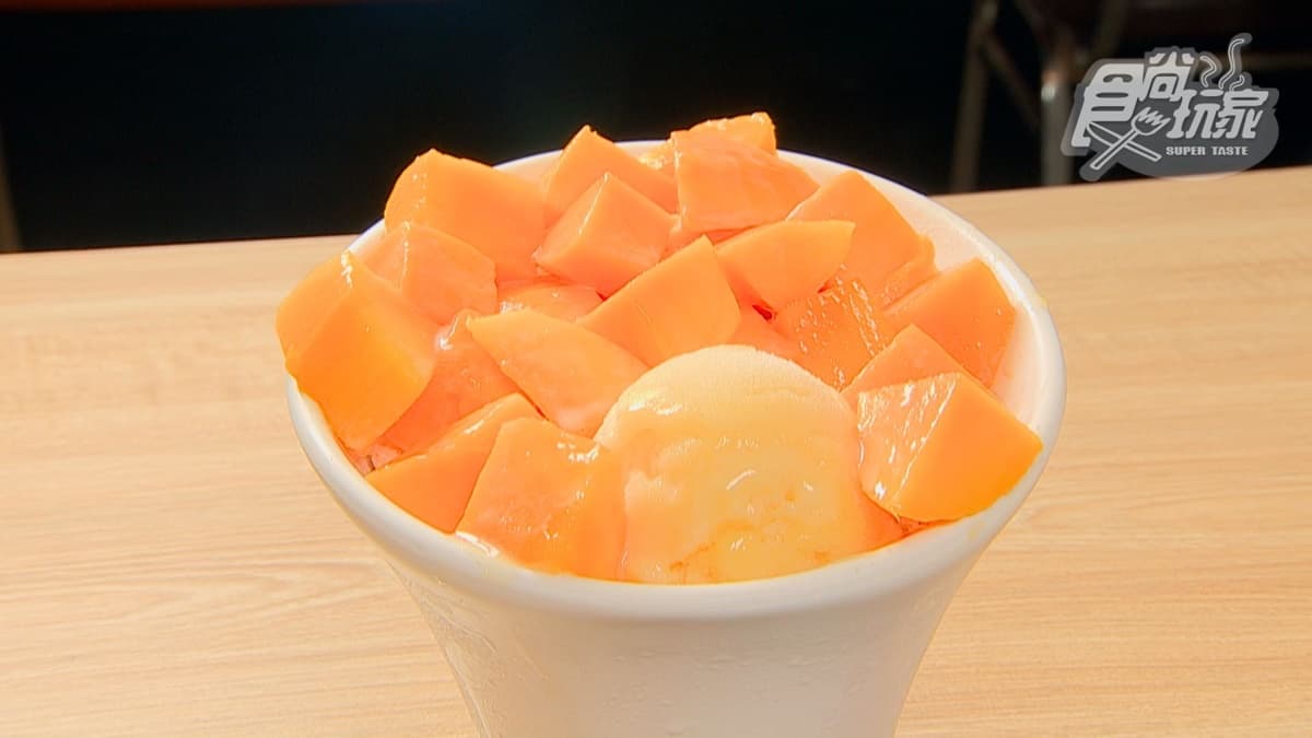 「芒果雪花冰」上面還有加冰淇淋，新鮮芒果吃起來很甜。