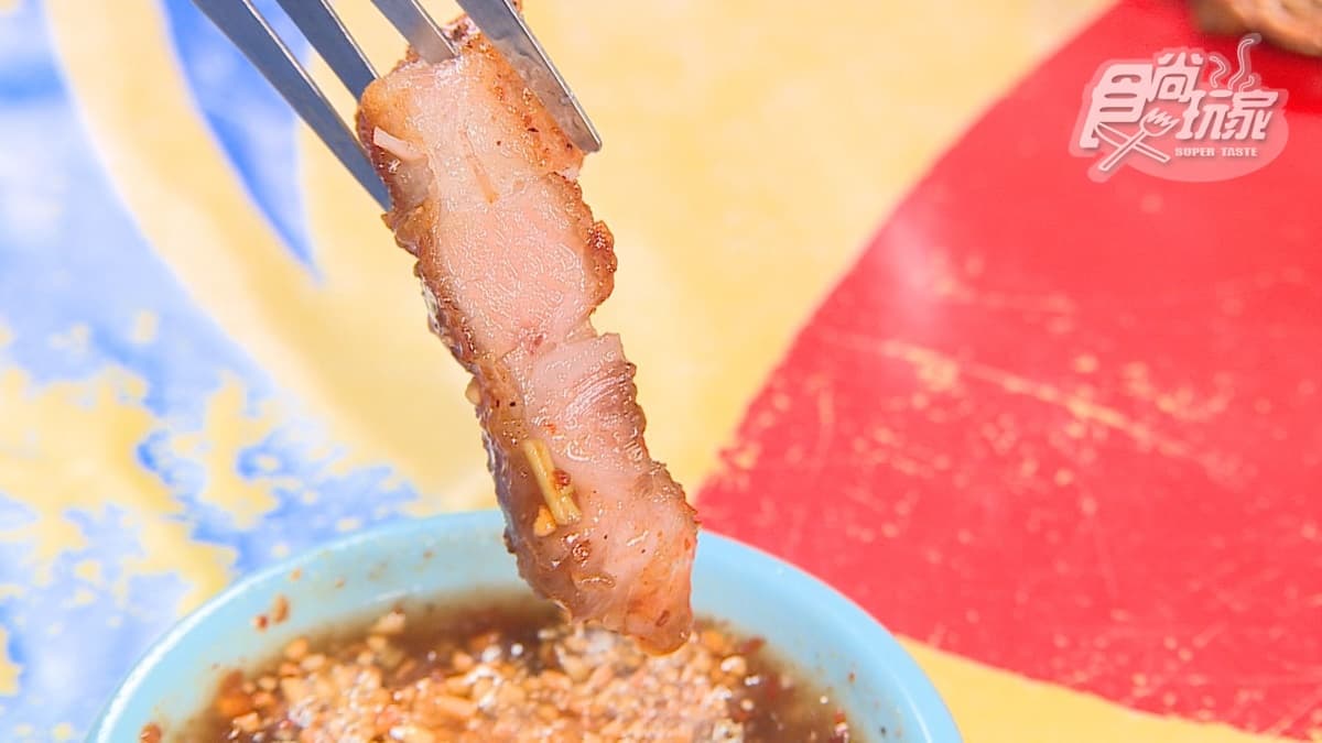 「泰式香香豬」可以沾醬料吃，醬汁有魚露的香氣和檸檬的酸味，達到解膩的效果。