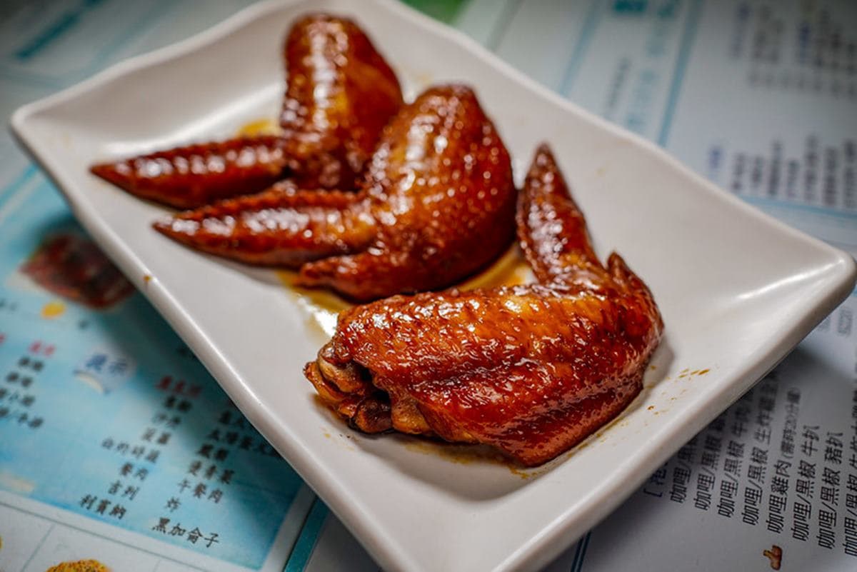 味覺秒飛香港!港味酥炸雞腿一咬噴汁,「鮮奶冰淇淋汽水」只有香港人會賣 味覺秒飛香港!港味酥炸雞腿一咬噴汁,「鮮奶冰淇淋汽水」只有香港人會賣