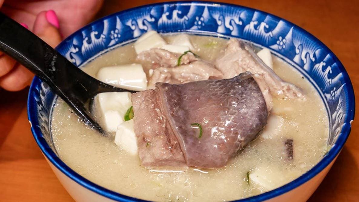 隨餐附上的味噌湯，裡頭魚肉多到像在吃主食。（圖片來源：鄉民食堂）