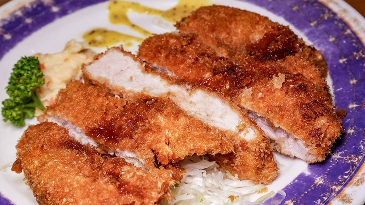 超厚切的「酥炸豬排」分量相當有誠意，光吃這份就有飽足感。（圖片來源：鄉民食堂）