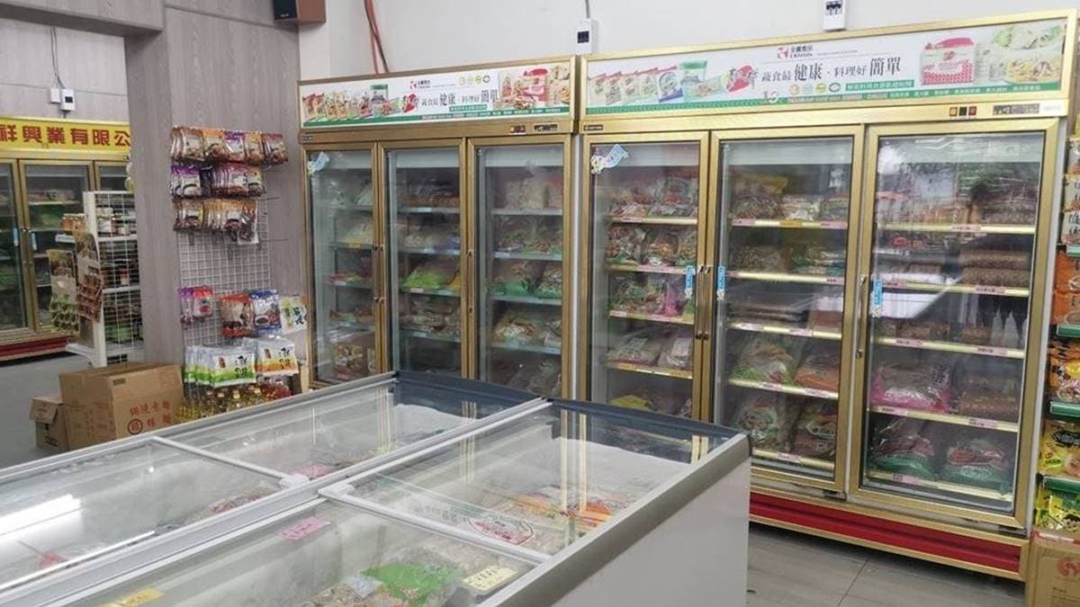 店內大概一半的空間是冷藏、冷凍食品，另外也有賣乾貨。（圖片來源：熱血玩台南。跳躍新世界）