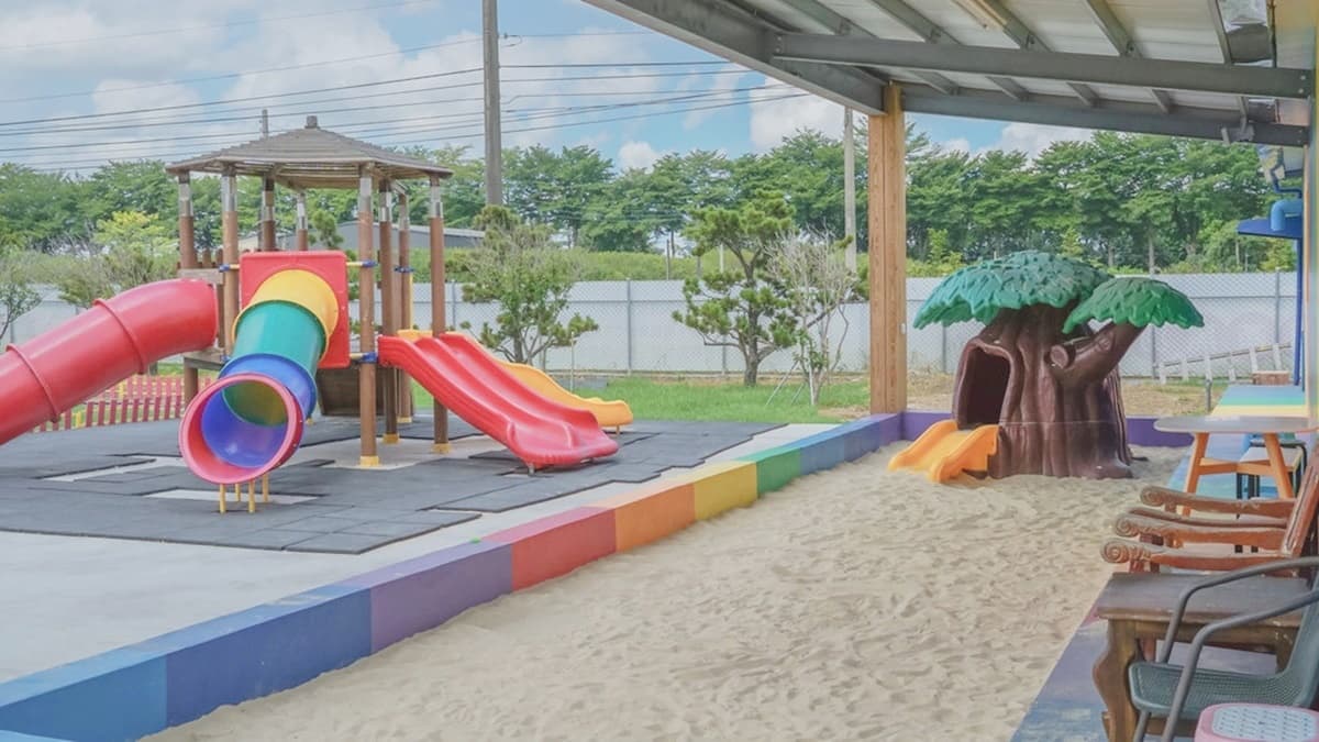 「正實親子農場」設有沙池、溜滑梯等設施，小小孩可以玩很久，一點都不無聊。（圖片來源：優尼太太）
